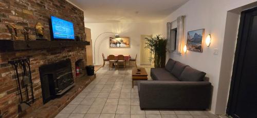 Private Guest Suite with 2 Rooms, Pool, Lake Access in 德拉吉湖