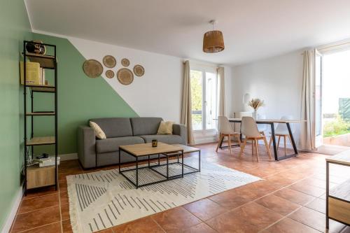 L'Oasis - Duplex - Parking Privé Gratuit - Terrasse Privée - 10mn RERD-T12 - 2 bedrooms - De 1 à 6 personnes - Shopping Mall - Primark - Piscine - Patinoire - Théâtre - Cinéma - Bibliothèque