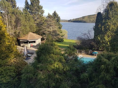 Private Guest Suite with 2 Rooms, Pool, Lake Access in 德拉吉湖