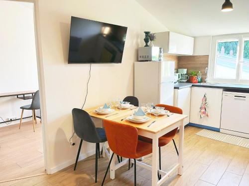 12pers -2 appart - Gare 8min à Pied - 15' Parc Disney et 20' Paris - Parking x3 (12pers -2 appart - Gare 8min a Pied - 15' Parc Disney et 20' Paris - Parking x3) in Ноазиел