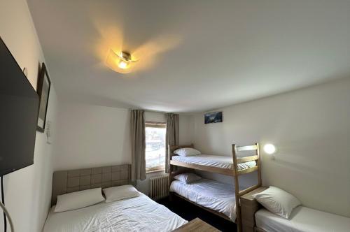 3 twin beds, 1 sofa bed