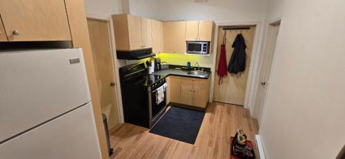 廚房, Private Guest Suite with 2 Rooms, Pool, Lake Access in 德拉吉湖