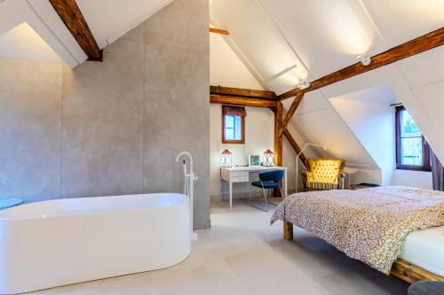 Jevany Four Bedroom Luxury Villa by the Lake with Infrasauna and Grill in Jevany