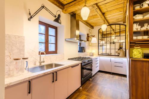 virtuve, Jevany Four Bedroom Luxury Villa by the Lake with Infrasauna and Grill in Jevany