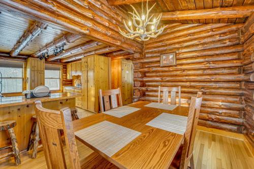 Motorsports, Lake Days and Hikes! Cabin in Waterfall in 布里茲伍德