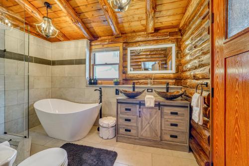 Motorsports, Lake Days and Hikes! Cabin in Waterfall in 布里茲伍德