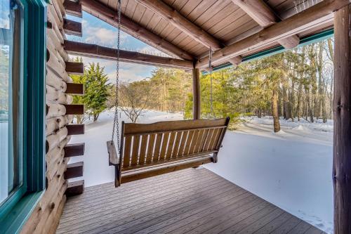Motorsports, Lake Days and Hikes! Cabin in Waterfall in 布里茲伍德
