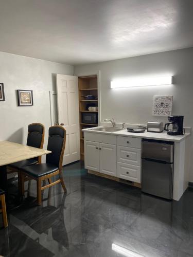 Cozy Apartment w Garage in Salem (OH)