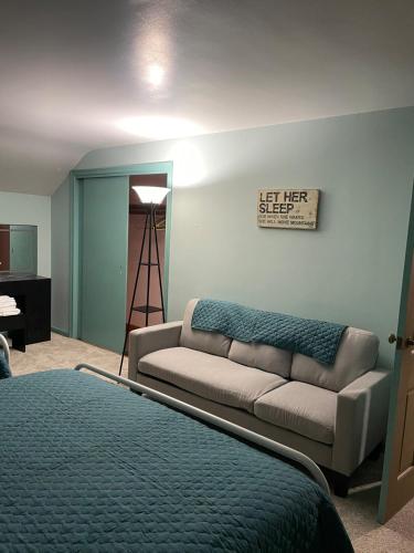 Cozy Apartment w Garage in Salem (OH)