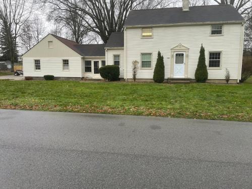 Cozy Apartment w Garage in Salem (OH)