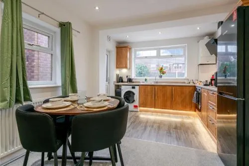 Spacious 4 bed Ideal for Business & Long Term Stays, Free Parking photo 2