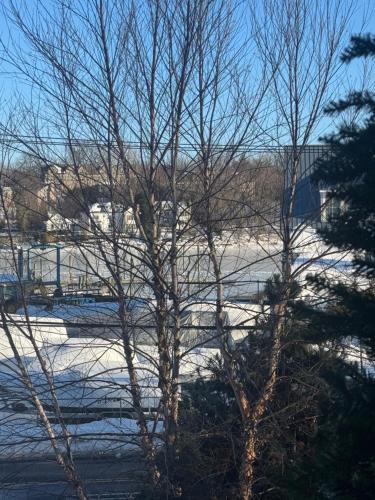 One bedroom with modern kitchen, balcony with water view in กรีนิช (คอนเนตติคัต)