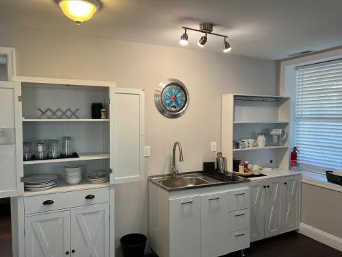 25 Lux Room 7 - 2 Queen Beds, Shared Bathroom - Nonsmoking - Pimmit Hills, VA