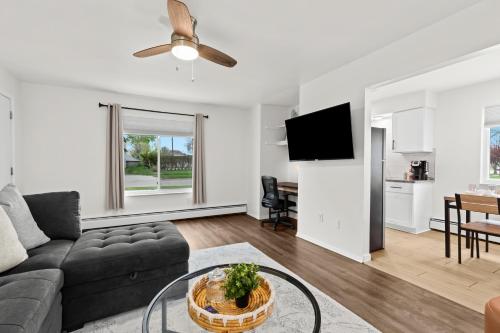 Spacious 2BR Flat, King Bed, Downtown Mt Clemens in Mount Clemens, USA