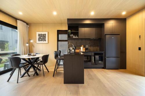 Kauri Villa Queenstown - with parking - main image
