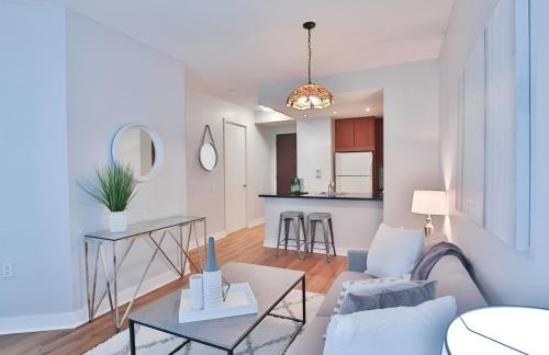 Bloor Yonge Cozy 1BR And Den Free Parking – khách sạn tại Nhà Thờ và Wellesley