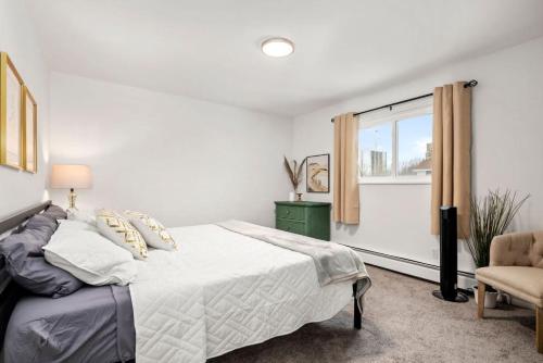 Bright & Modern Flat - King Bed - Near Downtown in Mount Clemens, USA