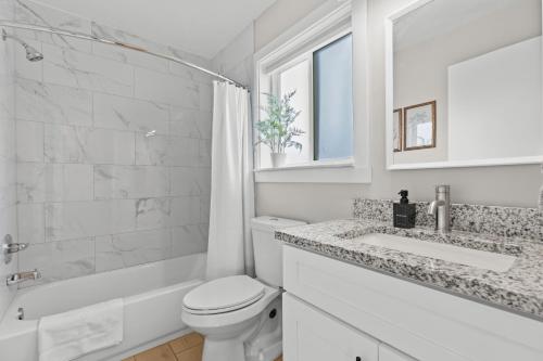 Bright & Modern Flat - King Bed - Near Downtown in Mount Clemens, USA