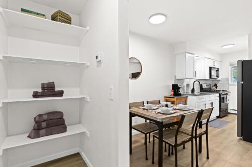 Bright & Modern Flat - King Bed - Near Downtown in Mount Clemens, USA