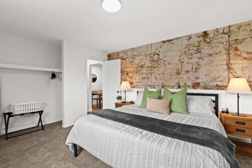 Bright & Modern Flat - King Bed - Near Downtown in Mount Clemens, USA