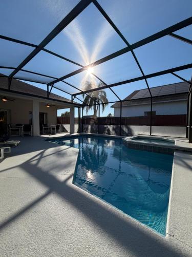 Bright & Spacious Disney Home - Private Pool, Heated Spa & Game Room - Sleeps 14, Pompano Beach