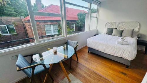 Sunny 1BR cozy apartment Parkside and Harbourside in Bellevue Hill