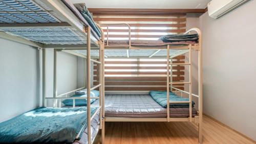 2 bunk beds