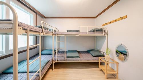 2 bunk beds