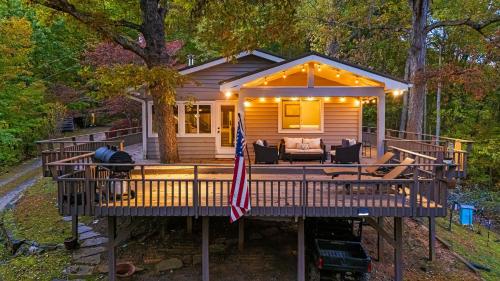Cabin in the Sky by AvantStay Deck w Views in Leicester, USA