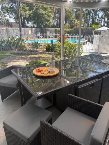 Sunshine Bay, 5 mins to beach w pool pet friendly in Sunshine Bay