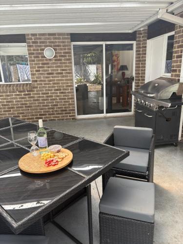 Sunshine Bay, 5 mins to beach w pool pet friendly in Sunshine Bay