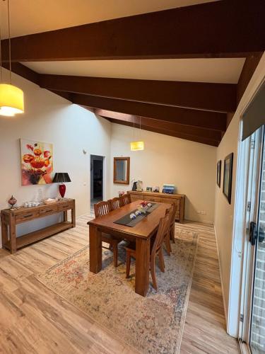 Sunshine Bay, 5 mins to beach w pool pet friendly in Sunshine Bay
