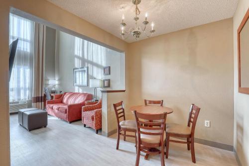 Comfort Suites Madison - image 12