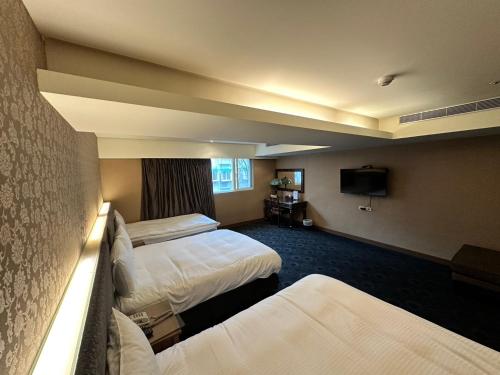 2 queen beds, 1 twin bed