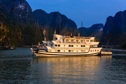 Exterior view of Le Journey Premium Cruise Ha Long