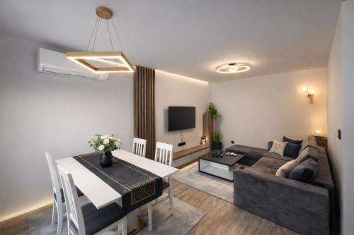 Modern Apartment with Private Garden - Walk Everywhere - Parking avaiaable