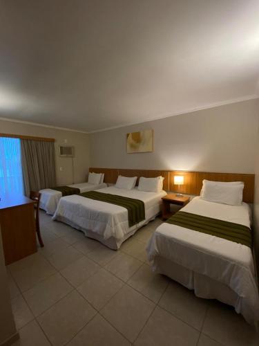 1 queen bed, 2 twin beds
