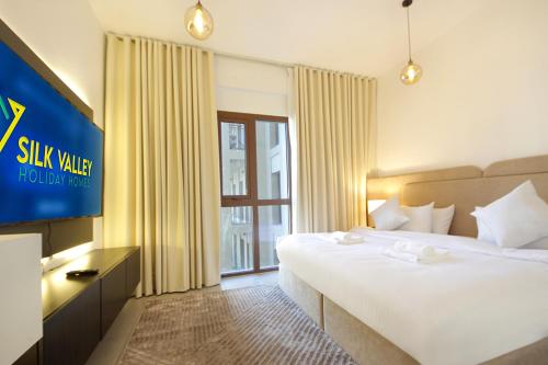 Silk Valley - Green View Oasis: Stylish 2BR in Dubai’s Town Square - image 5