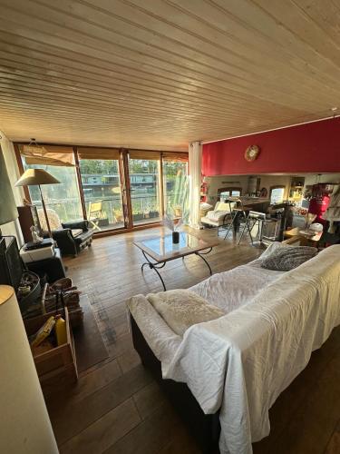 Peniche de charme dans la foret parisienne-cheminée-bulle exterieure (Peniche de charme dans la foret parisienne-cheminee-bulle exterieure) in Булонски лес