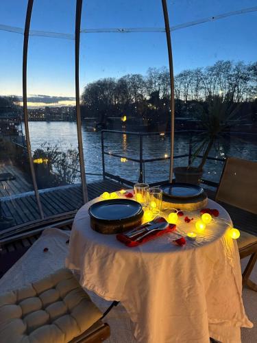 Peniche de charme dans la foret parisienne-cheminée-bulle exterieure (Peniche de charme dans la foret parisienne-cheminee-bulle exterieure) in Булонски лес