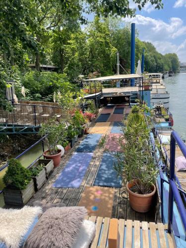 Peniche de charme dans la foret parisienne-cheminée-bulle exterieure (Peniche de charme dans la foret parisienne-cheminee-bulle exterieure) in Булонски лес