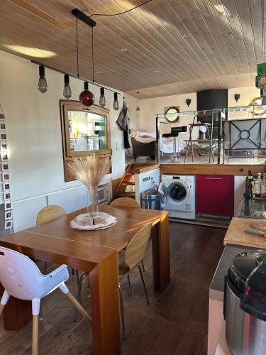 Peniche de charme dans la foret parisienne-cheminée-bulle exterieure (Peniche de charme dans la foret parisienne-cheminee-bulle exterieure) in Булонски лес