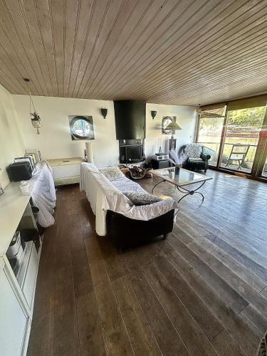 Peniche de charme dans la foret parisienne-cheminée-bulle exterieure (Peniche de charme dans la foret parisienne-cheminee-bulle exterieure) in Булонски лес