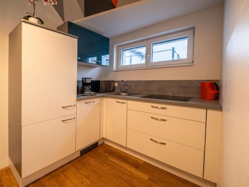 Balcony Apartment for 4 near Naschmarkt & U4 Metro, Vienna (photo 6)