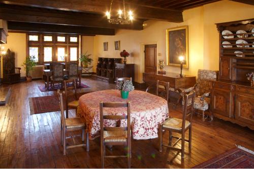 Shared lounge/TV area, Hostellerie du Vieux Perouges in Perouges