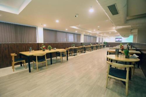 Restaurant, The Roseman Hotel and Suites in Ghaziabad