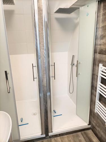Shower, Apartment Haus9W in Raunheim