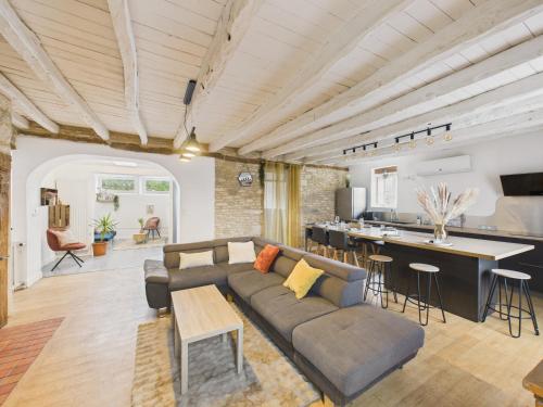 Koplietošanas atpūtas telpa ar TV, Superbe maison avec piscine et jardin pour 8 in La Dornac