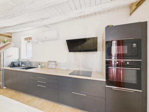 virtuve, Superbe maison avec piscine et jardin pour 8 in La Dornac