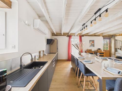virtuve, Superbe maison avec piscine et jardin pour 8 in La Dornac